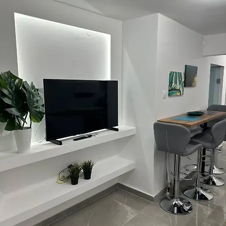 Comfy Studio Near White Tower Apartment