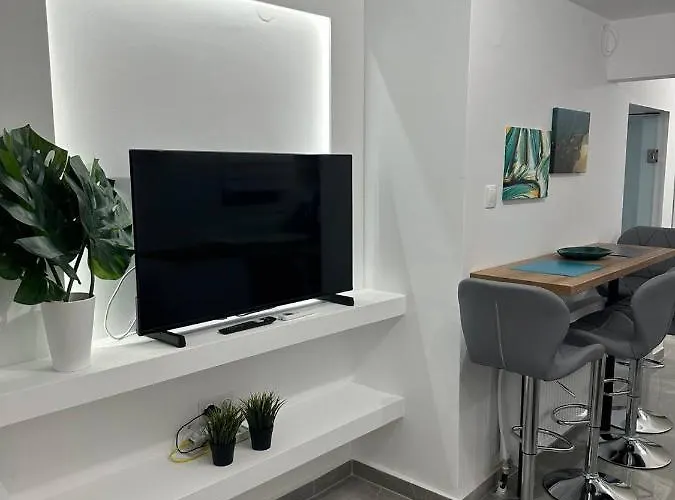 Comfy Studio Near White Tower Apartment